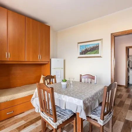 Apartment With Veranda And Private Parking *