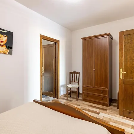 Apartment With Veranda And Private Parking *