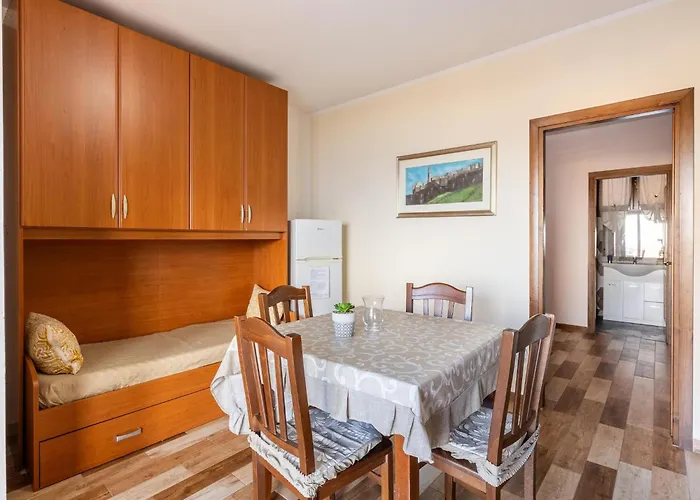 Apartment With Veranda And Private Parking *